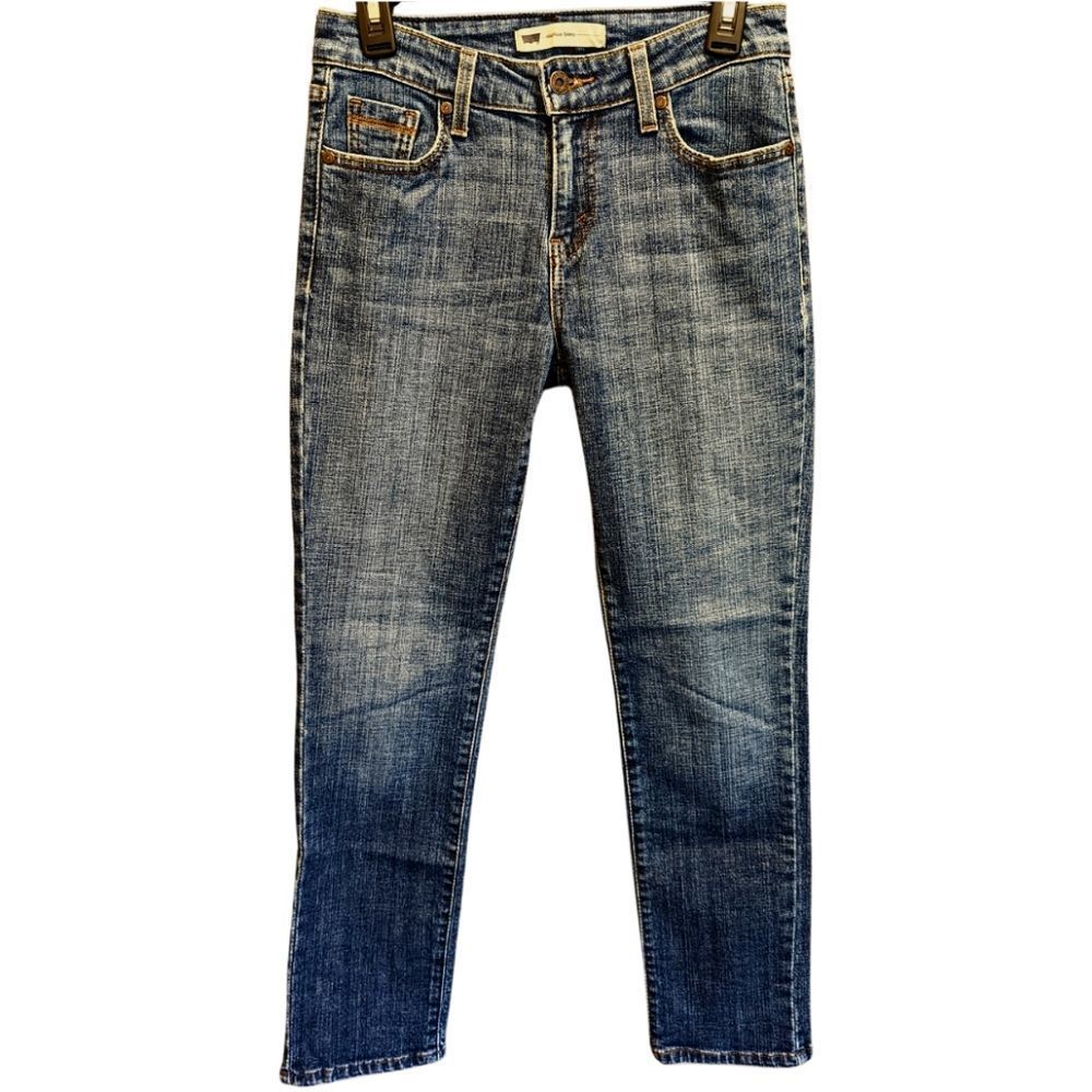Levi's mid rise skinny jeans in a mid wash in a women's size 4.